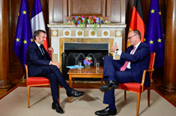 △默茨（右）7月23日接待到访的马克龙（图片来源：法新社）