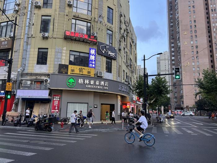 2025年7月中旬，上海黄浦区街角，傍晚下过雨后凉爽下来。澎湃新闻记者 李佳蔚 图