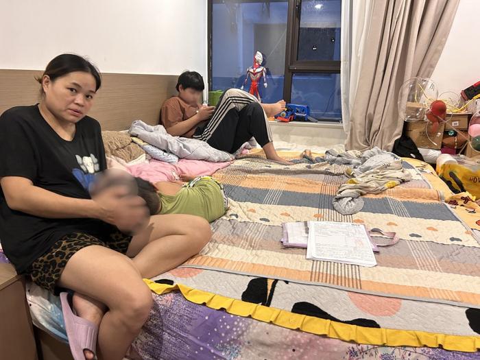 2025年7月中旬，上海，郭惠母子三人在租住的公寓。澎湃新闻记者 李佳蔚 图