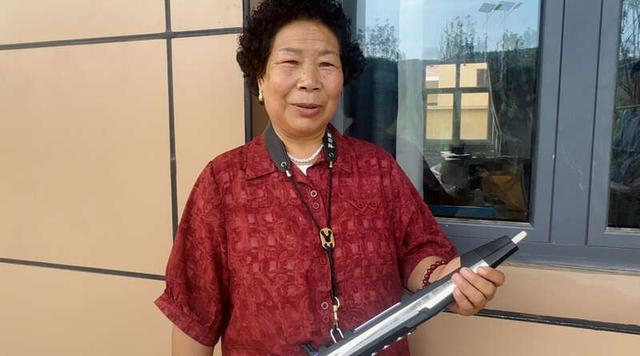 7月23日下午，青海省民和县中川乡金田村村民李梅银在老年活动中心学习电吹管。中青报·中青网记者 焦敏龙/摄