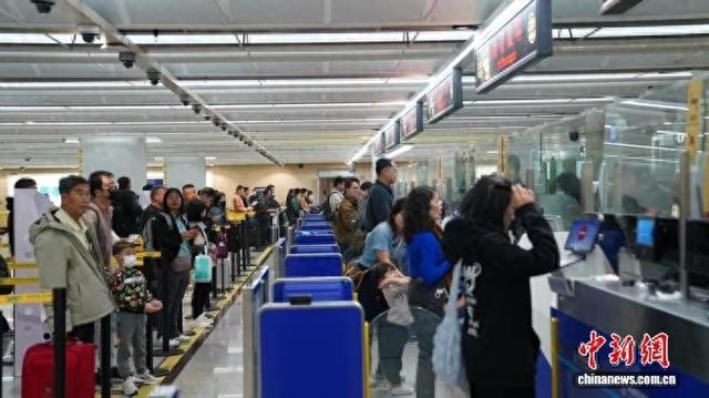 旅客在昆明机场口岸排队候检。昆明边检站 供图