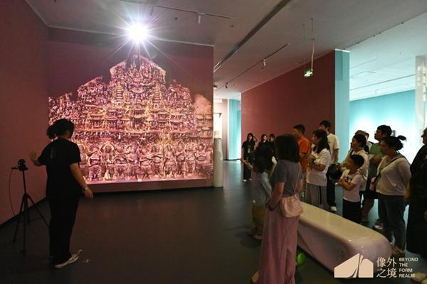 观众体验“像外之境·蓝田水陆庵彩塑艺术影像展”中的互动装置。受访团队供图