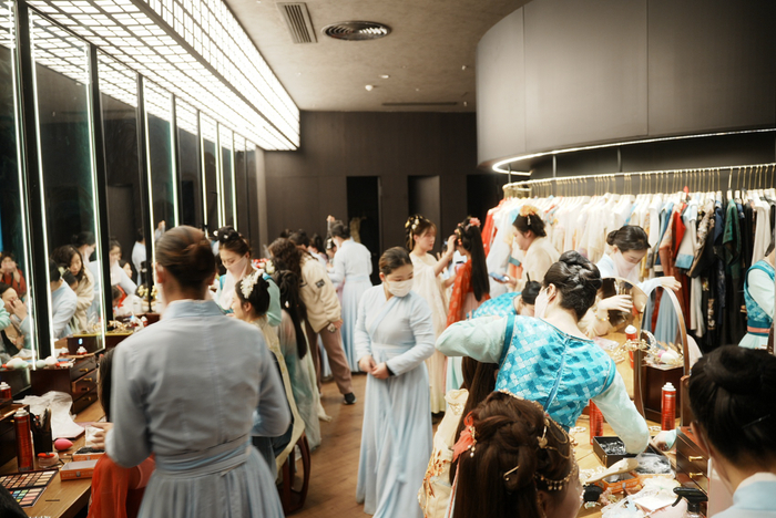 “妆造司”坐满了正在做造型的人。（图/视觉中国） 