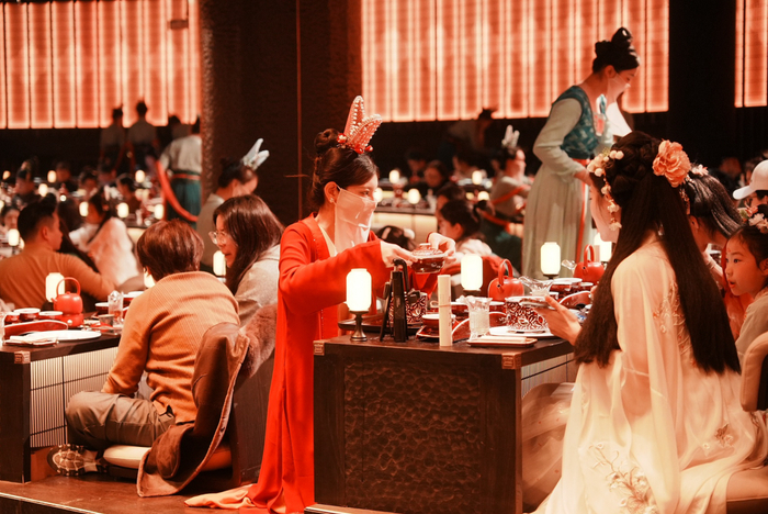 杭州宫宴，为人上菜的服务员也换上了古装。（图/视觉中国）