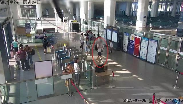 △7月6日上午，警方在随州南站发现薛某某的身影。图源：湖北省公安厅
