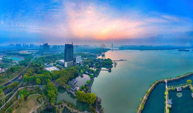 2025年4月10日，江苏无锡，航拍太湖风光。视觉中国 资料图