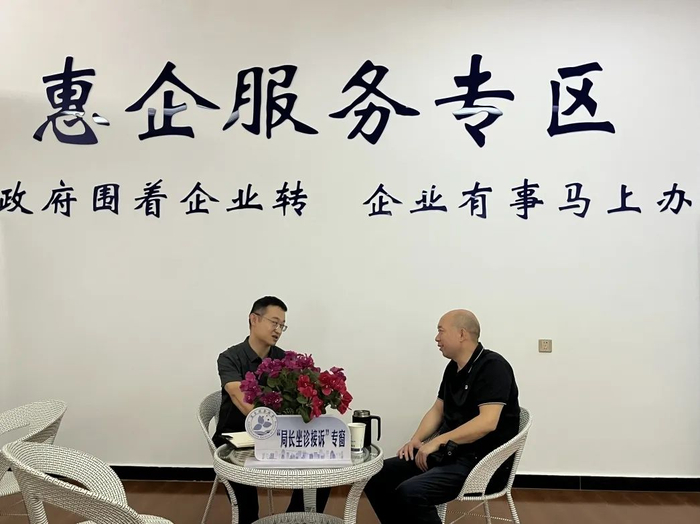 针对昆明春晓图书经贸有限公司提出的图书采购相关问题，坐诊局长逐一解答，并就相关政策进行宣传普及。