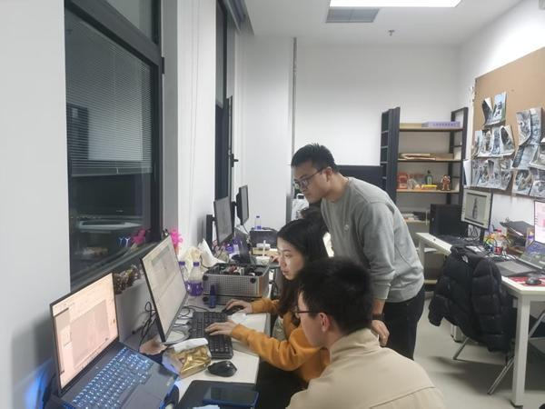 北京理工大学智慧遗产·文化创新设计工作室团队开会讨论设计方案。受访团队供图