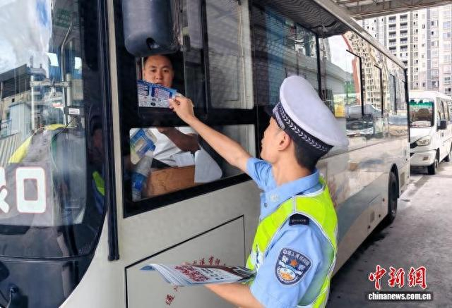 资料图：向客运车辆驾驶人进行交通安全宣传。贵州交警 供图