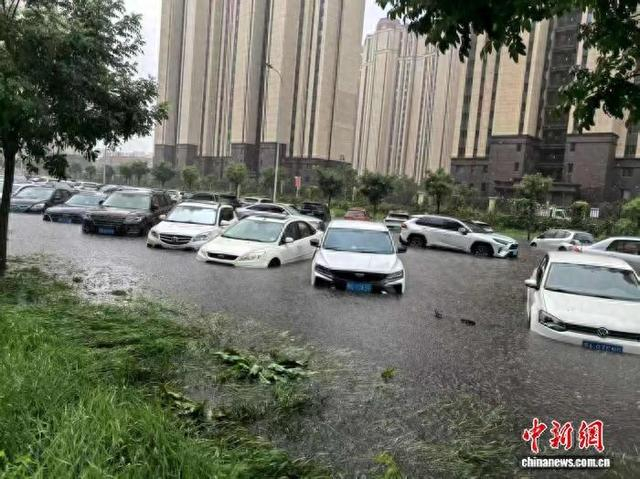 图为呼和浩特市城区降雨现场。 中新网记者 尚虹波 摄