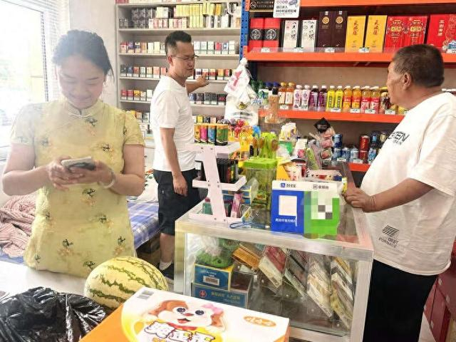 7月23日下午，青海省海东市民和回族土族自治县中川乡金田新村，村民赵立青夫妇经营超市。中青报·中青网记者 焦敏龙/摄