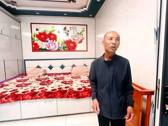 7月23日下午，青海省民和县中川乡金田新村村民杨全福接受中青报·中青网记者采访。中青报·中青网记者 郝帅/摄