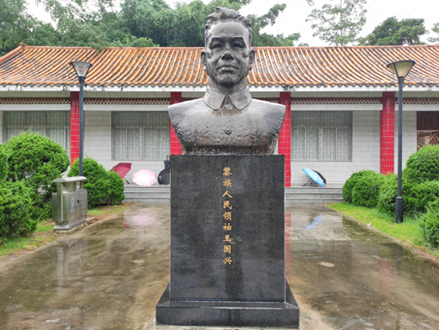 7月20日在海南省琼中黎族苗族自治县白沙起义纪念园拍摄的白沙起义领导人王国兴塑像。新华社记者 陶虹 摄