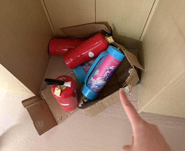 江女士和朋友们在民宿房间里发现疑似“笑气罐” 受访者供图