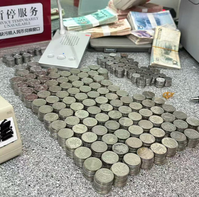 嘉音在窗口数了一千枚硬币