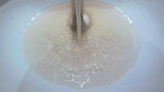 业主提供的7月23日晚的自来水照片。