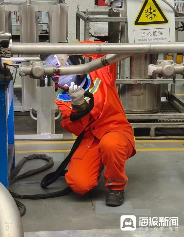 国核设备焊工正在进行焊接工作（海报新闻记者 田柳摄）