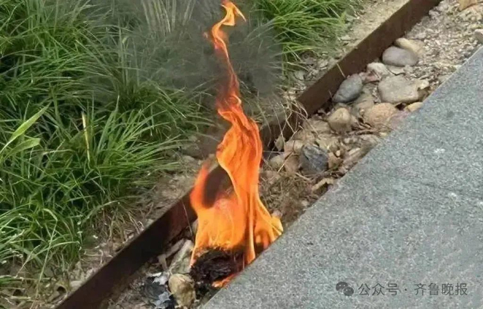 充电宝烧穿裤子口袋，掉落至地面