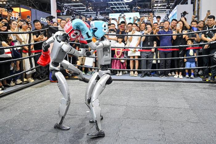 2025年7月26日，上海世博展览馆，宇树科技G1格斗机器人在进行拳击比赛。澎湃新闻记者 朱伟辉 图