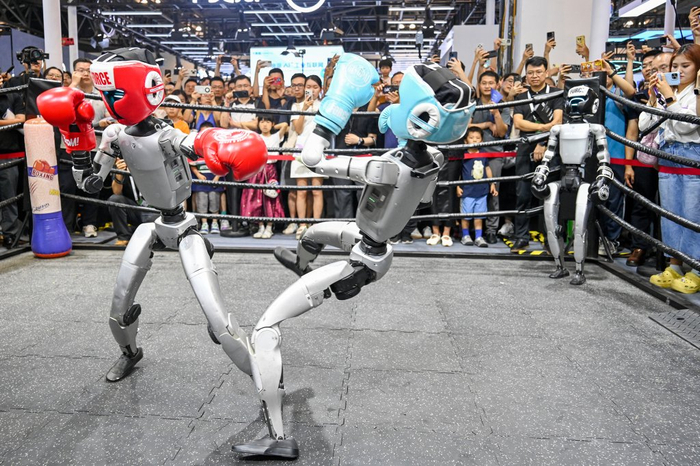 2025年7月26日，上海世博展览馆，宇树科技G1格斗机器人在进行拳击比赛。澎湃新闻记者 朱伟辉 图