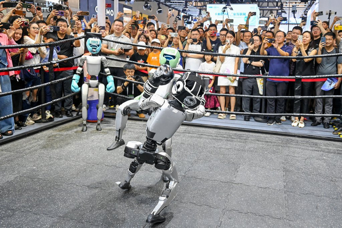 2025年7月26日，上海世博展览馆，宇树科技G1格斗机器人在进行拳击比赛。澎湃新闻记者 朱伟辉 图