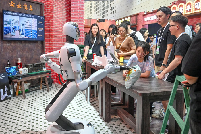 2025年7月26日，上海世博展览馆，观众通过平板选取商品，机器人就会给你送到手中。澎湃新闻记者 朱伟辉 图