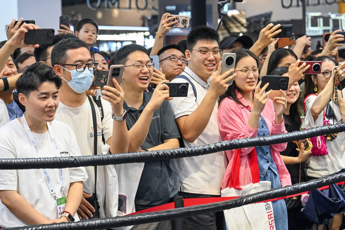 2025年7月26日，上海世博展览馆，宇树科技G1格斗机器人在进行拳击比赛，观众看得津津有味。澎湃新闻记者 朱伟辉 图