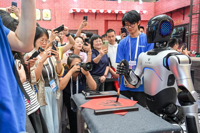 2025年7月26日，上海世博展览馆，机器人写字吸引众多观众。澎湃新闻记者 朱伟辉 图