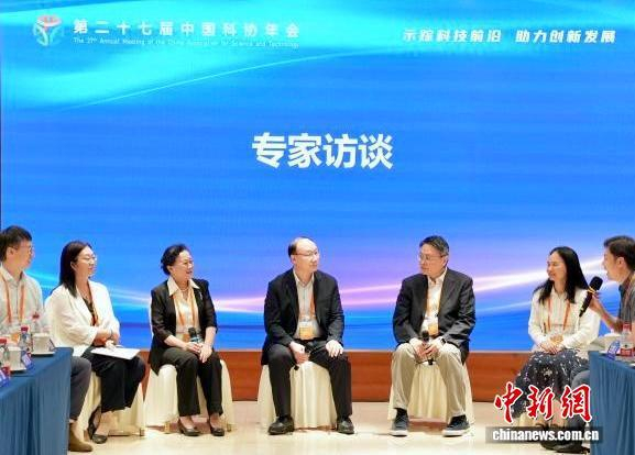 “绿色低碳能源技术发展与融合创新” 专题论坛的专家访谈环节。中国化工学会 供图