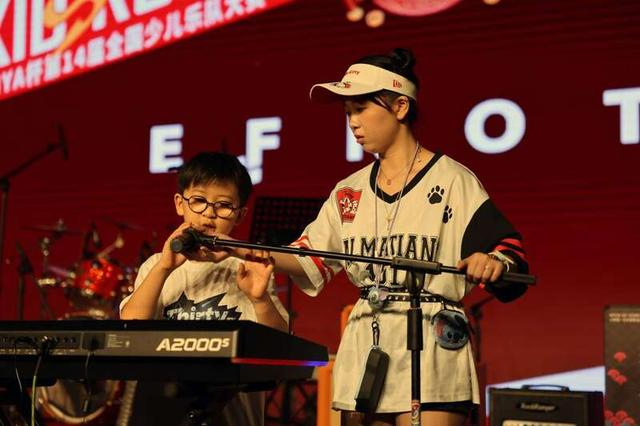 参赛选手正在调试设备。张松 摄