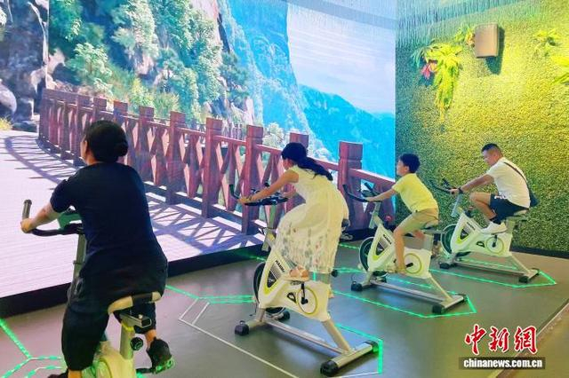7月26日，在萍乡市城市规划展示馆，港澳台侨人士一行体验生态单车。黄奕 摄