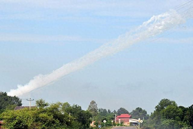 当地时间2025年7月25日，柬埔寨奥多棉吉省，柬埔寨与泰国边境附近，一枚多管火箭炮发射，烟雾弥漫空中。 视觉中国 图