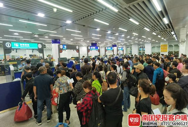 图为东兴口岸入境大厅内，出入境人员正在排队接受入境边防检查。林珉正摄