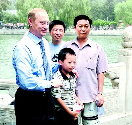 2000年7月，北京北海公园，普京与彭湃（中）合影。