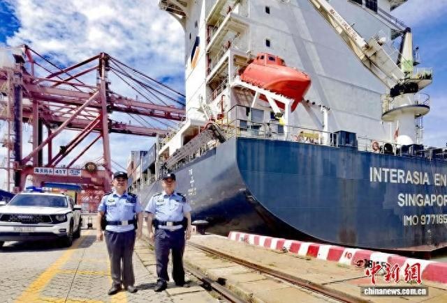 7月26日，在厦门东渡边检站执勤二队民警巡查监护下，新加坡籍货船“仁达”轮驶离厦门港海天码头前往越南。卢颖臻 摄
