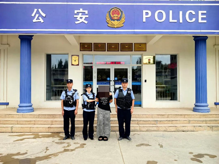 犯罪嫌疑人艾某被抓获现场照片