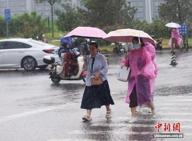 7月25日，北京市民在雨中出行。当日，北京降雨天气持续。中新社记者 贾天勇 摄