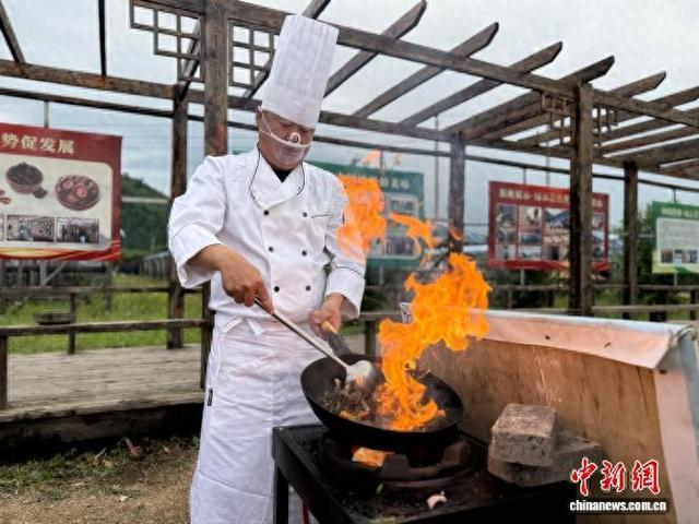 图为林业工人现场制作黑木耳菜品，供参观者品尝。 中新网记者 张玮 摄