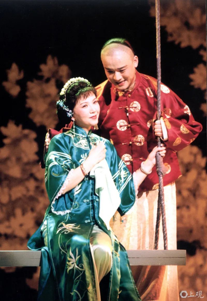 沪剧《董梅卿》首演。图为董梅卿（茅善玉饰）与寒江舟（朱俭饰） 在花园内倾诉别恋情。  上观新闻记者金定根摄