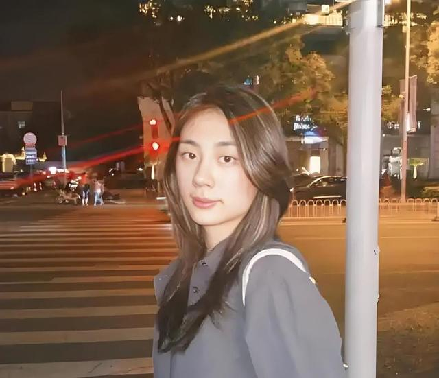 果然是藏不住的年纪,陈熠采访前向记者提要求:不准叫我"姐"!