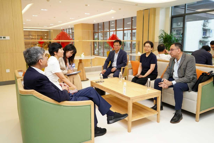 图为亚洲开发银行东亚局局长穆罕默德（右一）与宜昌市政府副市长张琼（左二）座谈。瞿志伟 摄