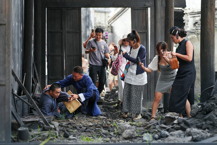 护送胶片途中路遇伤员