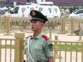 兵哥哥整理好着装，转过身来精神抖擞！