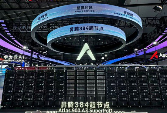 华为首次线下展出昇腾384超节点，实现资源的高效调度，让超节点像一台计算机一样工作。