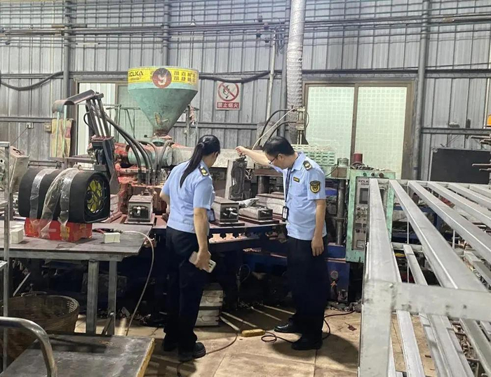 6月10日，吴川市场监管部门组织执法人员前往塑料鞋厂开展检查。（受访者供图）