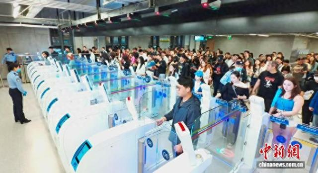 凌晨时段大批内地旅客经皇岗口岸入境大厅快捷通道通关。皇岗边检站供图