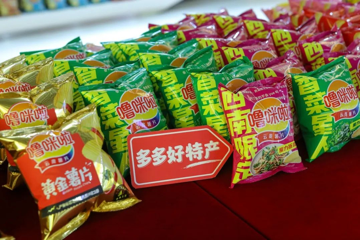 ▲“噜咪啦”各式口味土豆片在拼多多热销。付兴华|摄