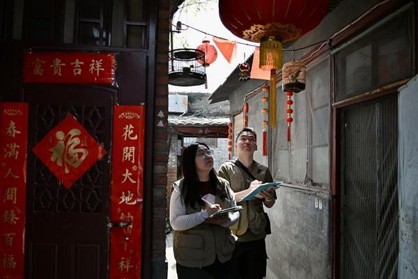 中国人民大学经济学院硕士研究生葛瑶（左）在雨儿胡同调查院落保护情况。受访者供图