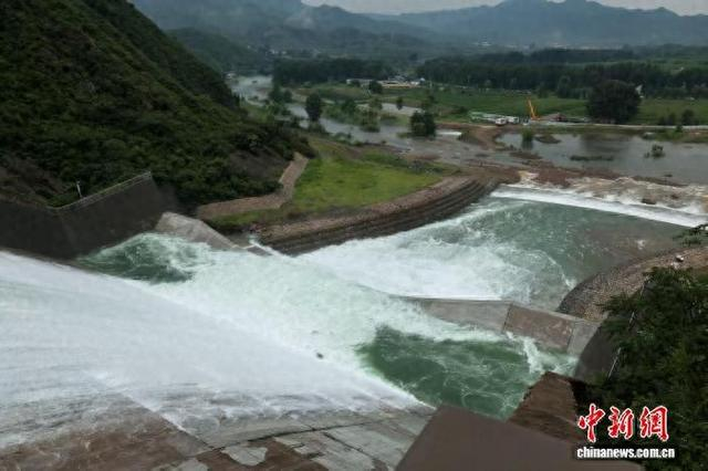 图为北京密云水库向下游泄流。马岳 摄