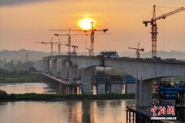 正在加紧建设的成眉S5线岷江特大桥。记者刘忠俊摄